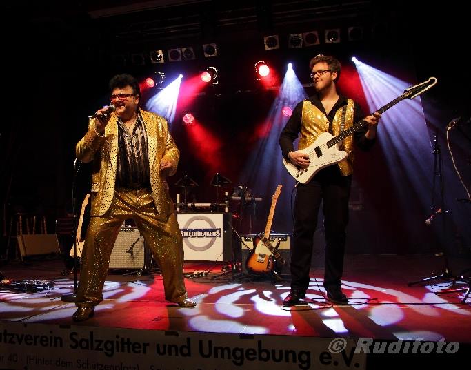 „Elvis Why not! & The Bassman“ – PflanzenEck bei Nacht