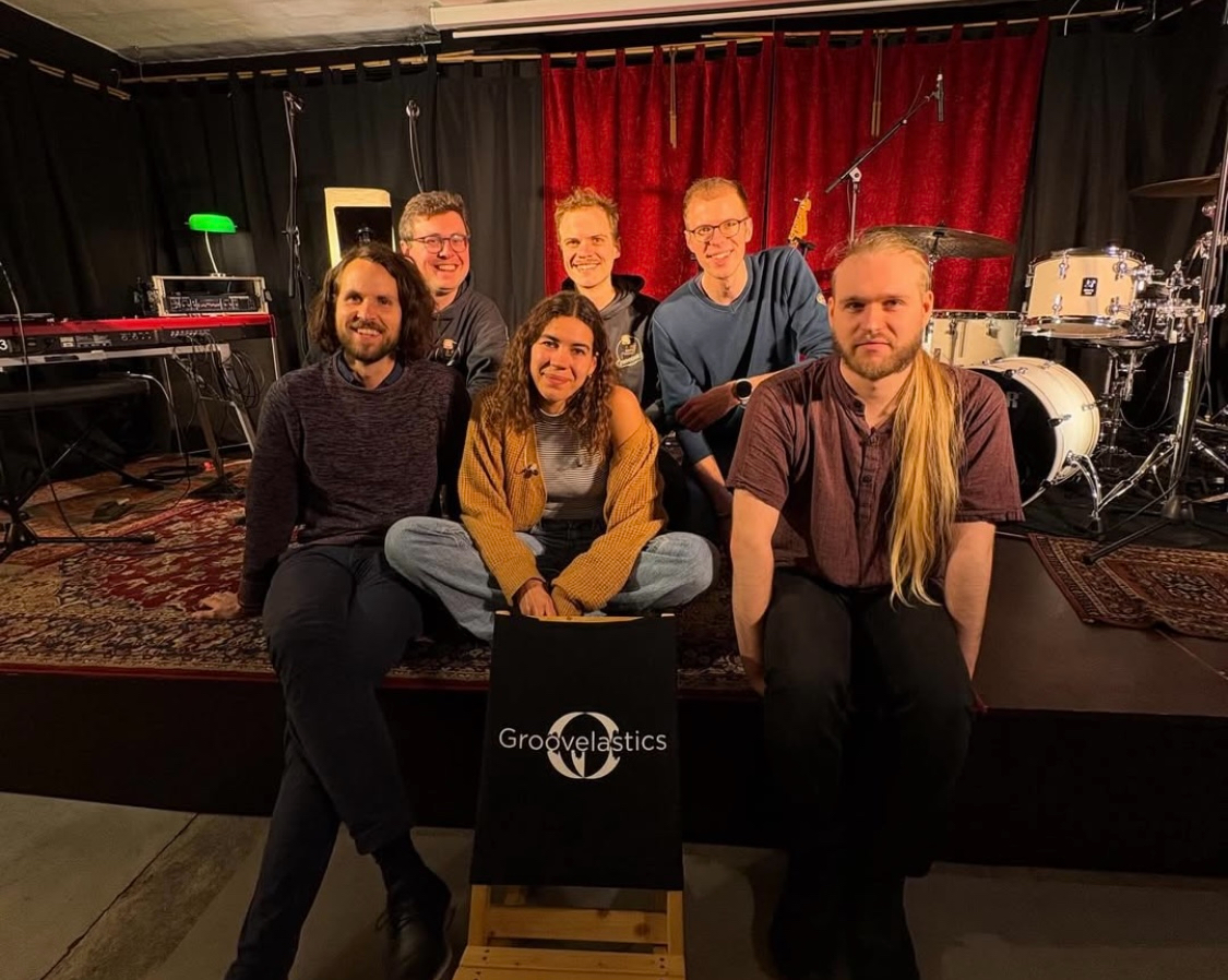 „Groovelastics“ – PflanzenEck bei Nacht